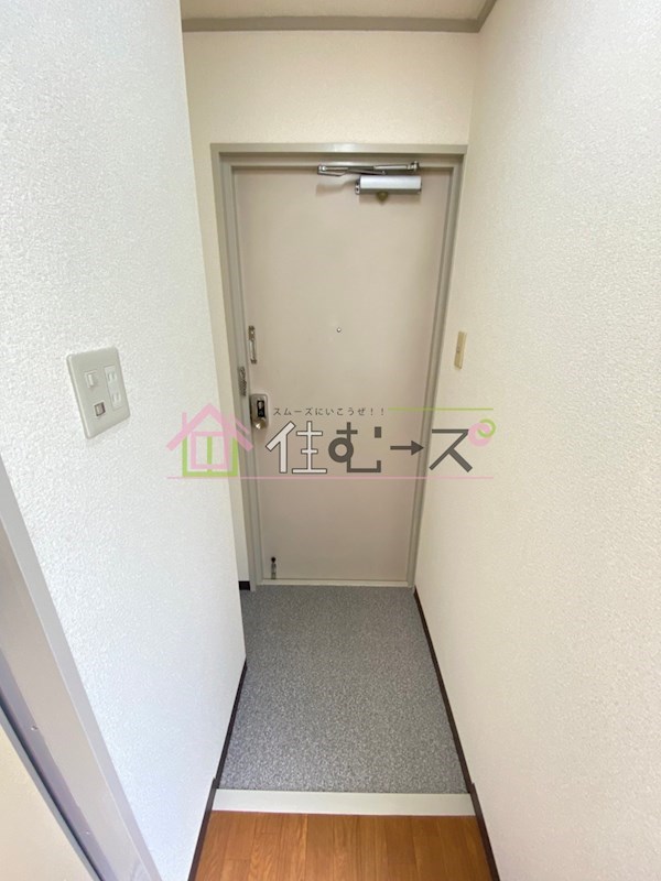 ホワイトビル 玄関
