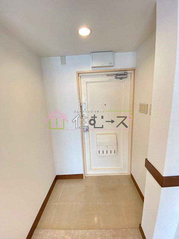ツジクアラビル 玄関