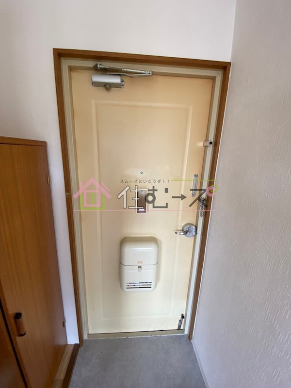 ホワイトプラザ 玄関