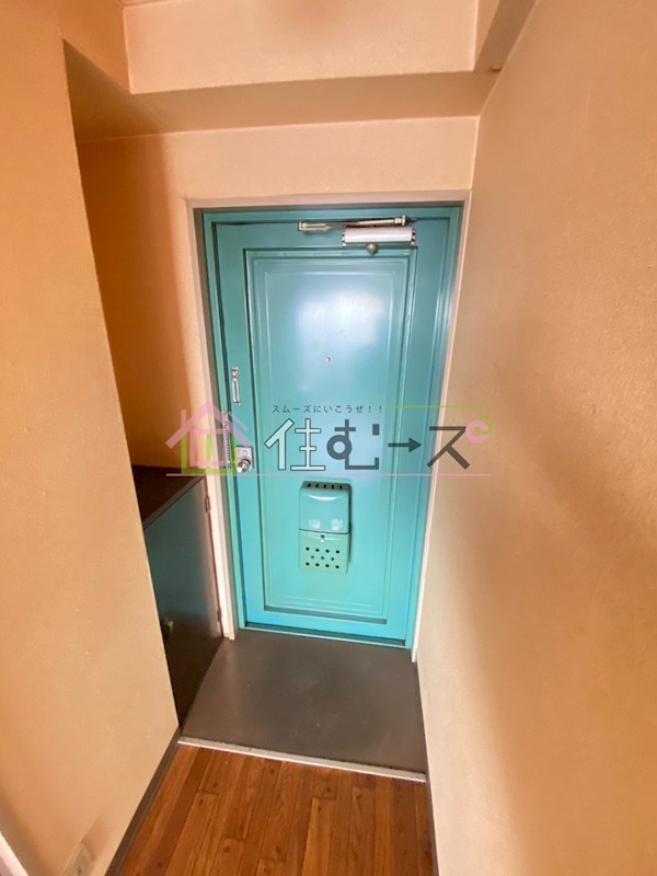 ロイヤル三津屋 玄関