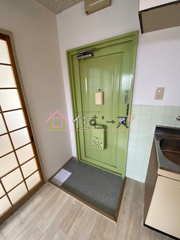 ロイヤル西加賀屋 玄関