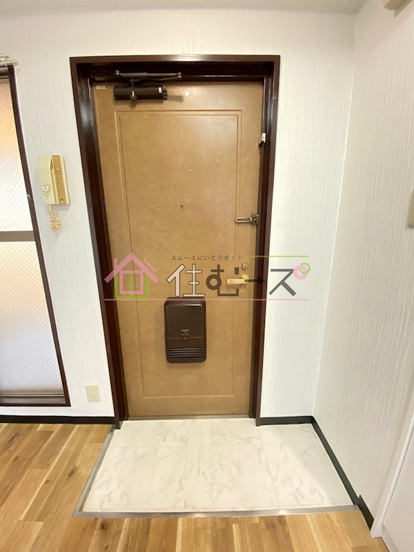 カムネス経大前 玄関