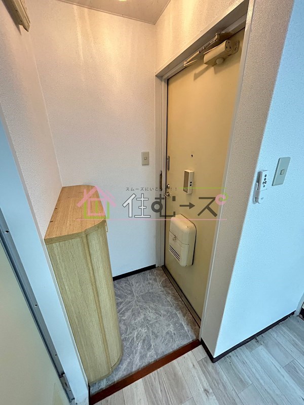 メゾン西淡路 玄関