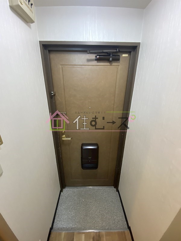 カムネス経大前 玄関