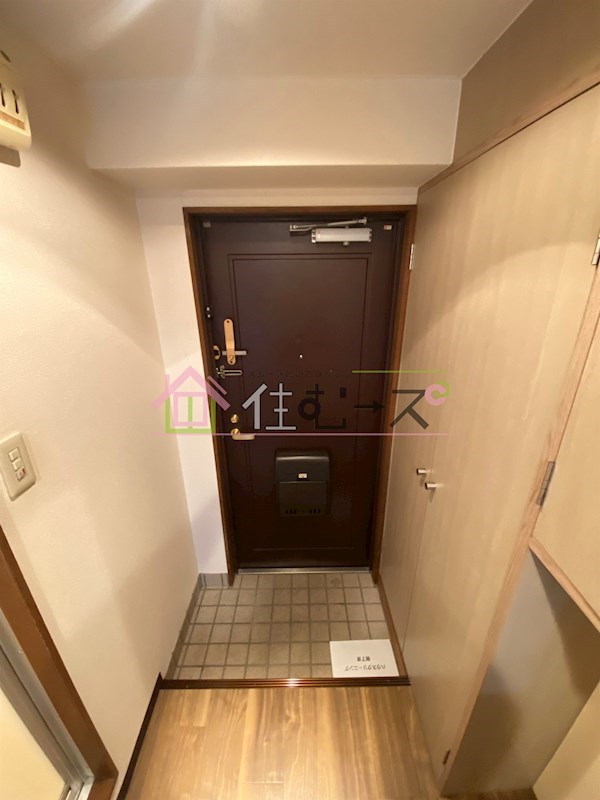 エミグラント・N 玄関