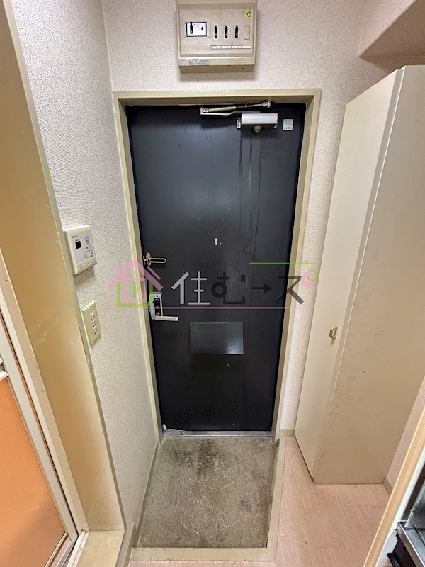 プルス相川 玄関