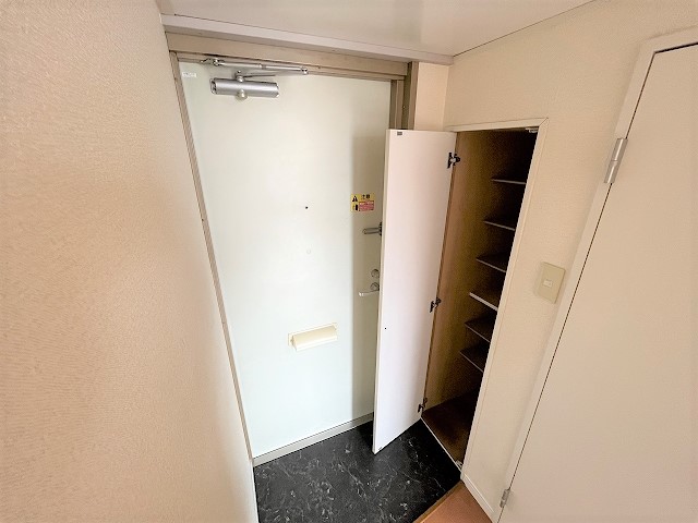 レオパレス富秋 玄関