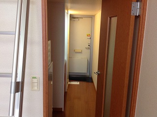レオパレス虹の架け橋 玄関