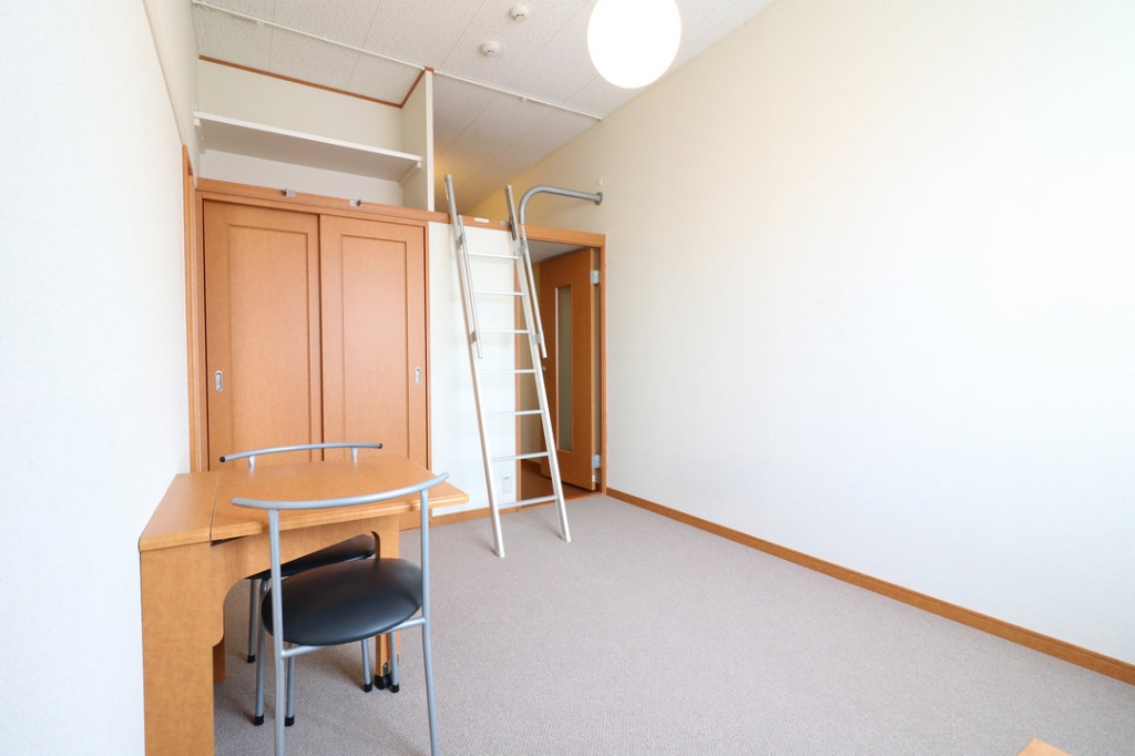 レオパレスプレステージ三津屋 ベッドルーム