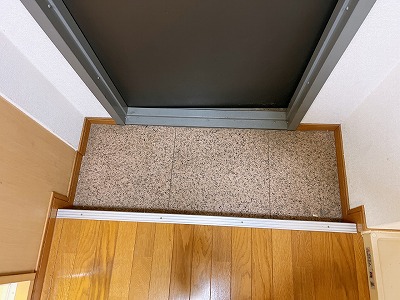 レオパレスドミール 玄関