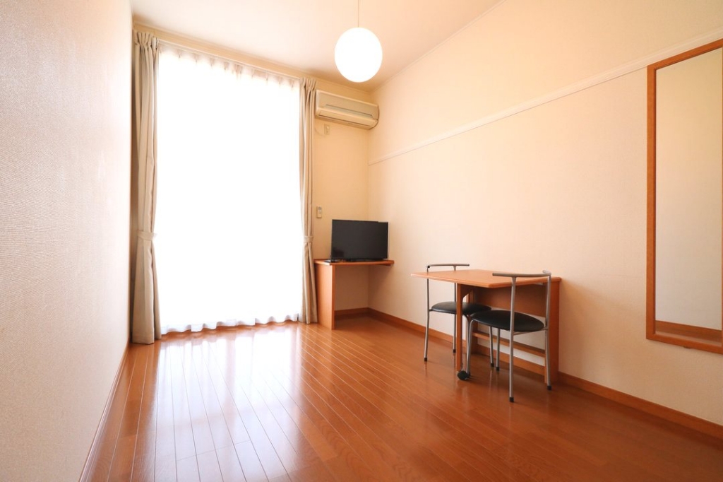 レオパレス三津屋 ベッドルーム