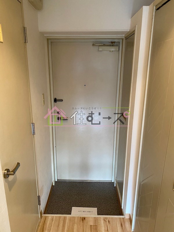 ロイヤルハイツ西淡路PartⅡ 玄関