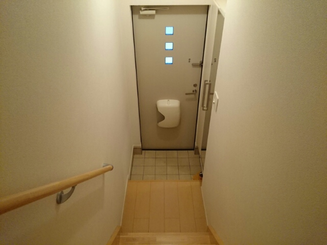 クリスタルガーデン　カラー 玄関