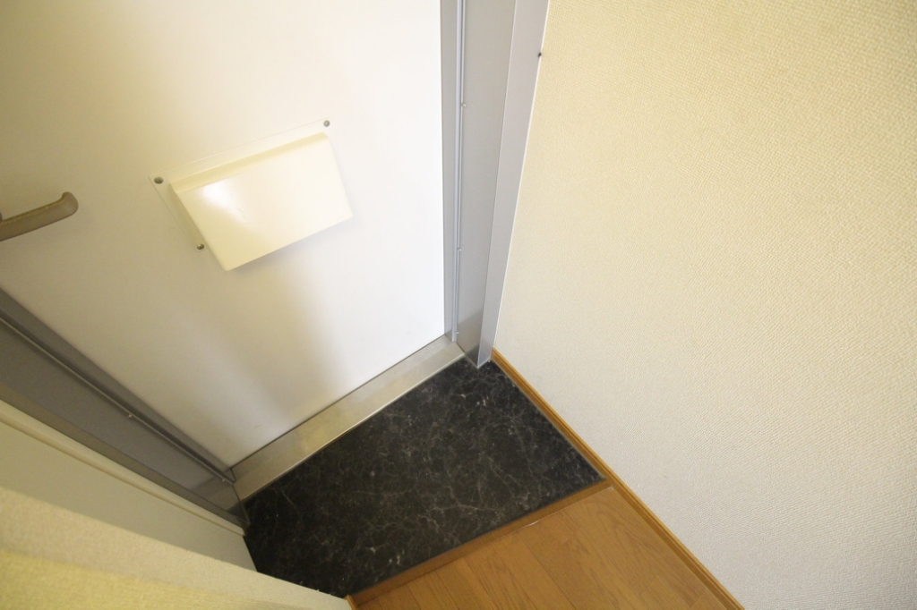 レオパレスアビコ 玄関