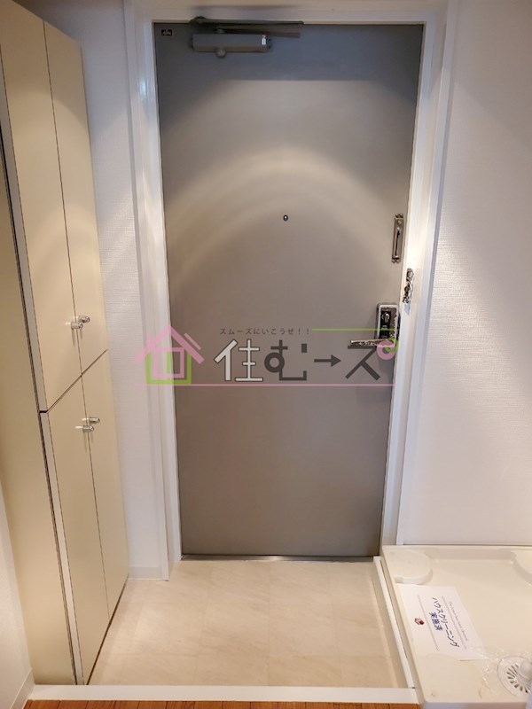 グランドーム国際 玄関