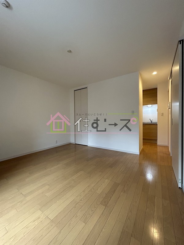 レジア三津屋南 リビング