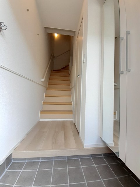 アット横小路 玄関