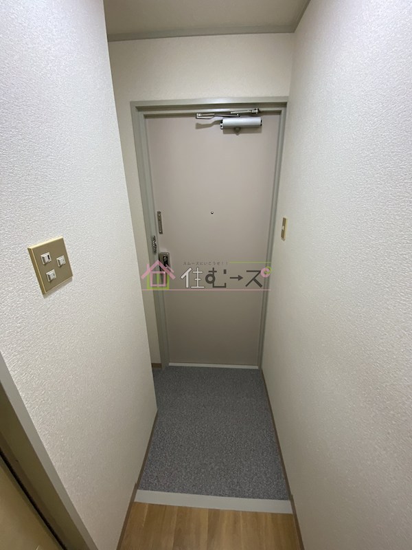 ホワイトビル 玄関