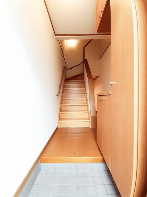 オリエンス忠岡２番館 玄関