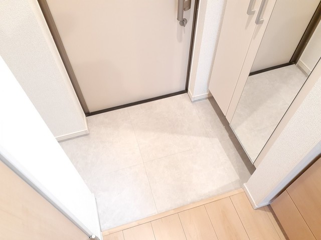 ネオライヴズ　岸部 玄関