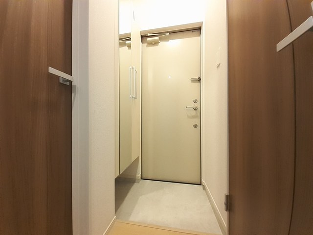 ロイヤルコート巽北 玄関