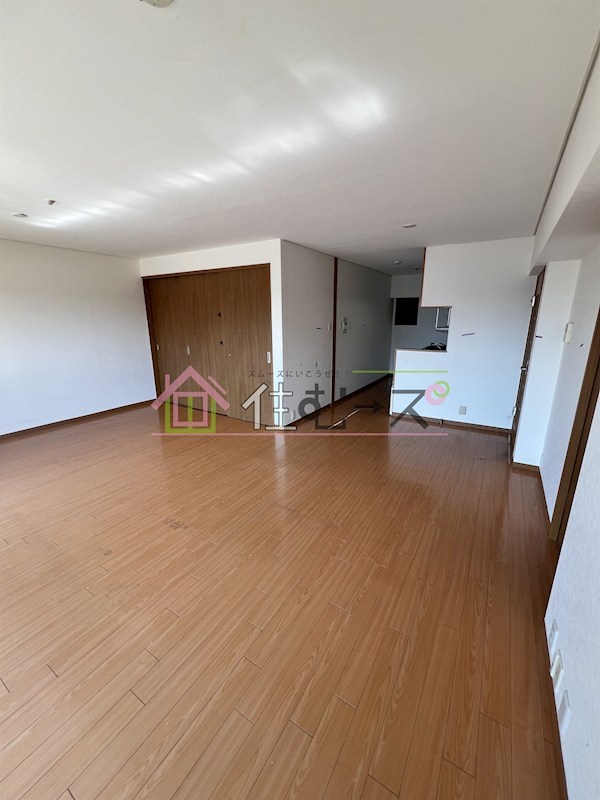 清川六番館 リビング