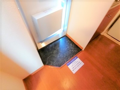 レオパレス逆瀬川 玄関