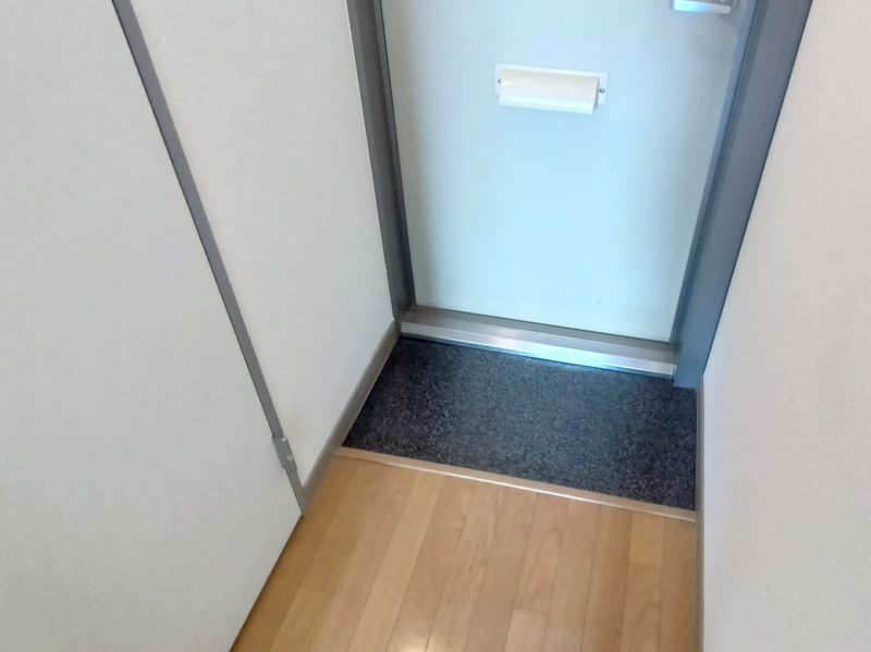 レオパレスヴィラ 玄関