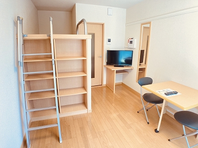 レオパレスメルナカヤ ベッドルーム