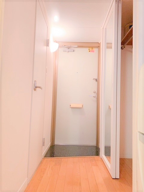 レオパレスブリリアント 玄関