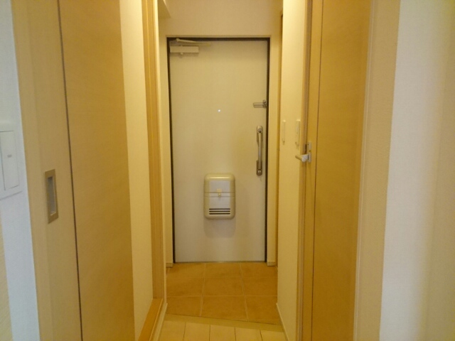 メゾン中田出井 玄関