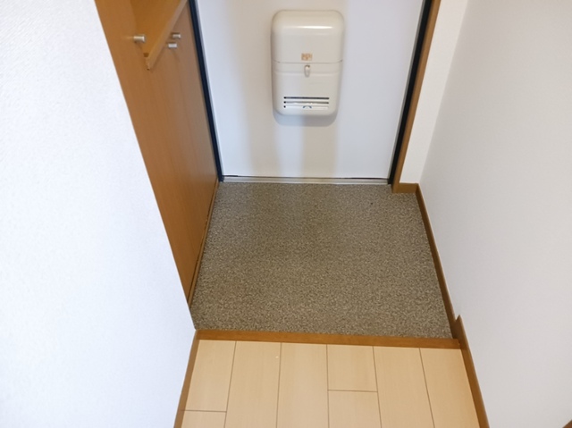 シェリール河崎２ 玄関