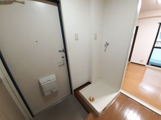 ワイエムカリヤ 玄関