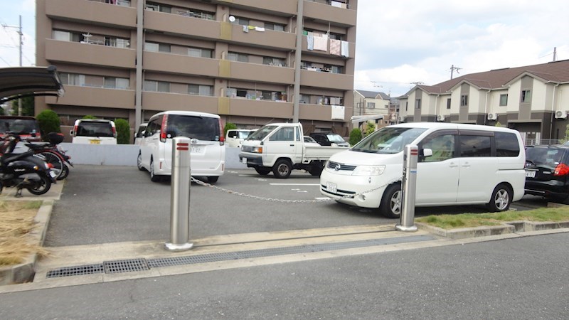 コンフォールアビタシオン 駐車場