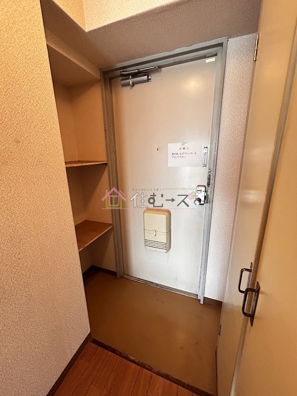 プレジデント横田 玄関