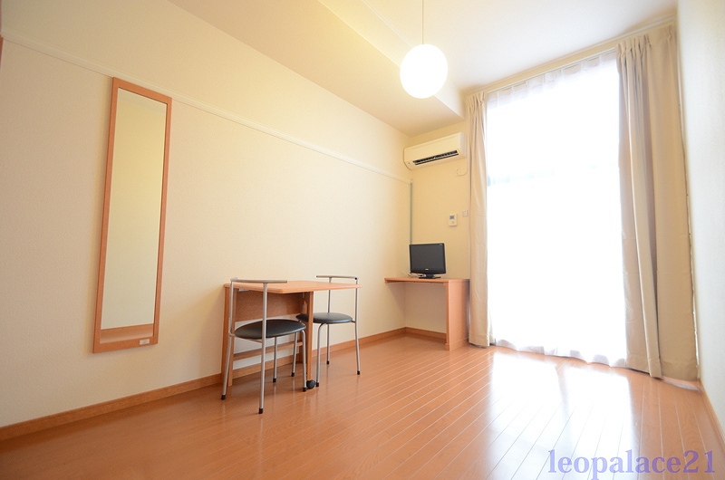 レオパレスプランタン弐番館 リビング