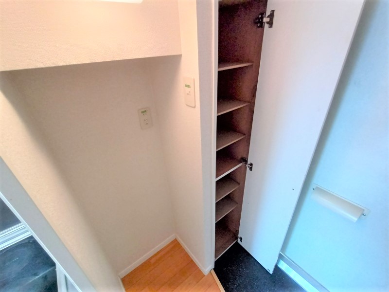 レオパレスプリート 玄関