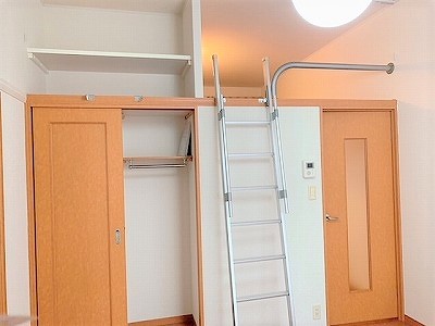 レオパレスセリバテール仁川 ベッドルーム