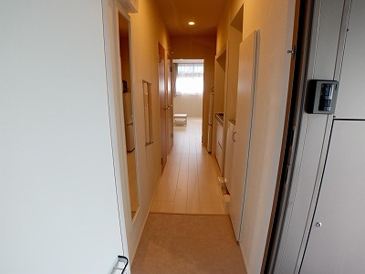 クレイノフローラ西長洲 玄関