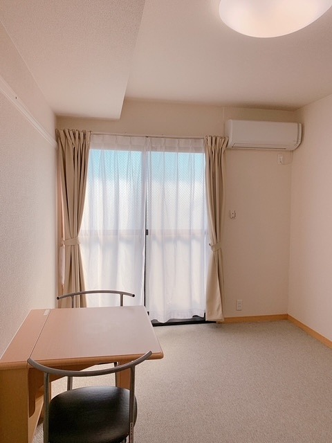 レオパレスグリーンアンバー リビング