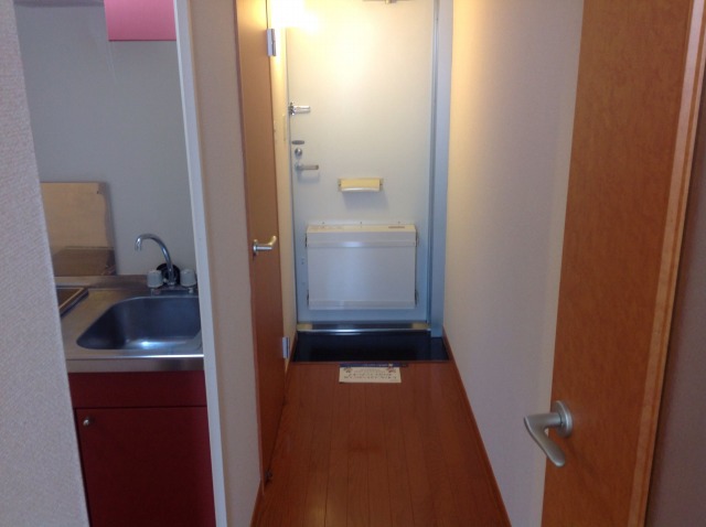 レオパレスヴェセル 玄関