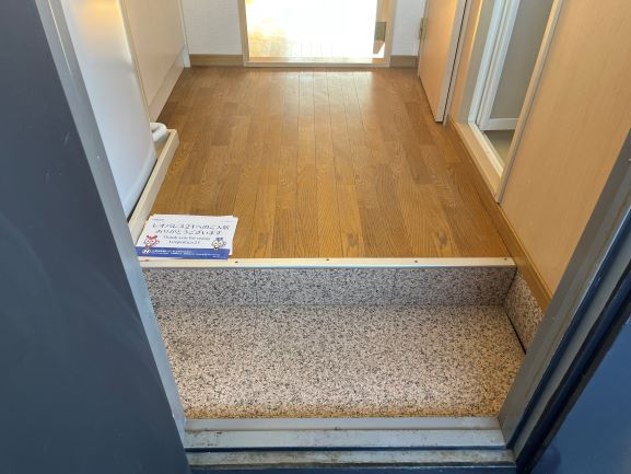 レオパレスえびす 玄関