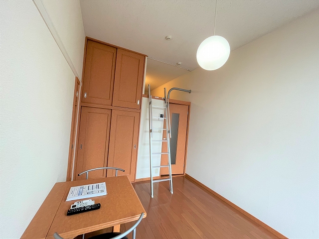 レオパレスメルツェ ベッドルーム