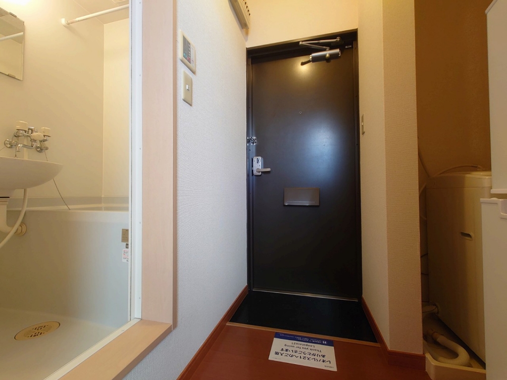 レオパレスアズール新大阪 玄関