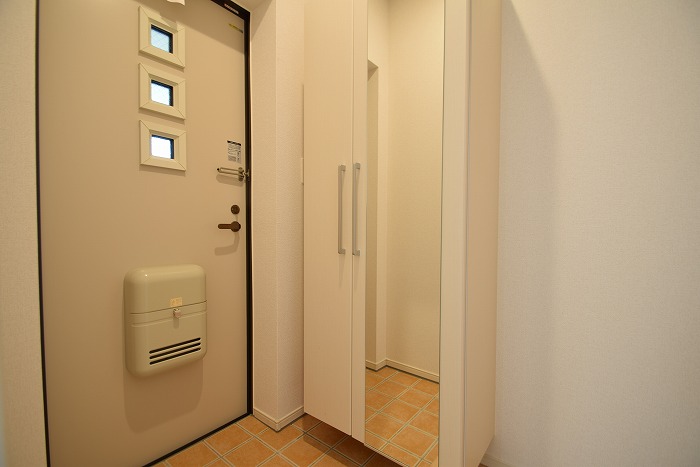 モデルノ　リヴァー 玄関