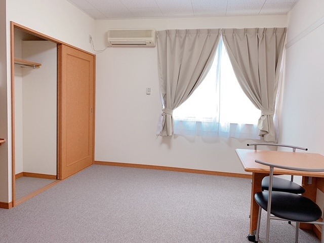 レオパレスＮＩＳＨＩＩＴＡＭＩ ベッドルーム