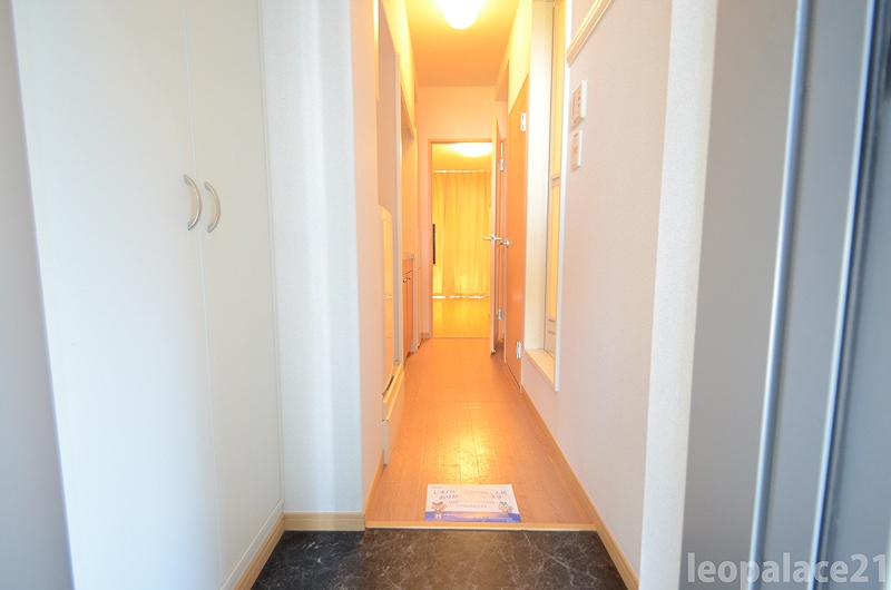 レオパレスサルース 玄関