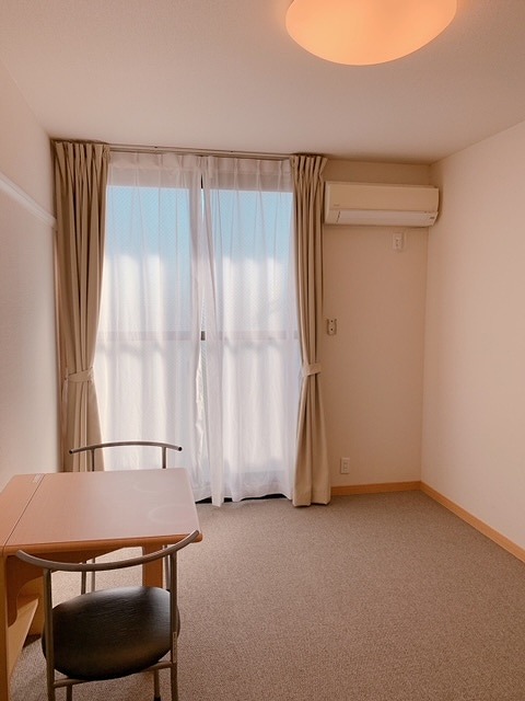 レオパレスグリーンアンバー リビング