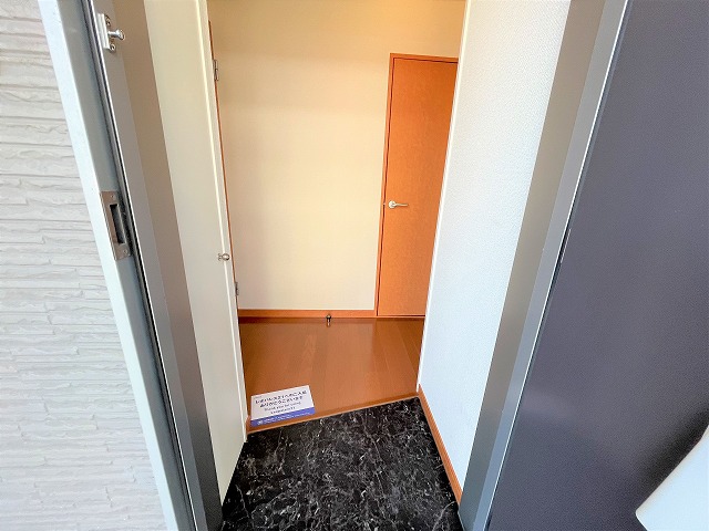 レオパレス板原 玄関