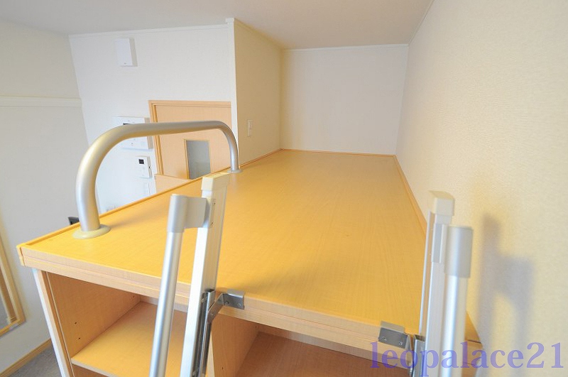 レオパレスセジュール高槻 ベッドルーム